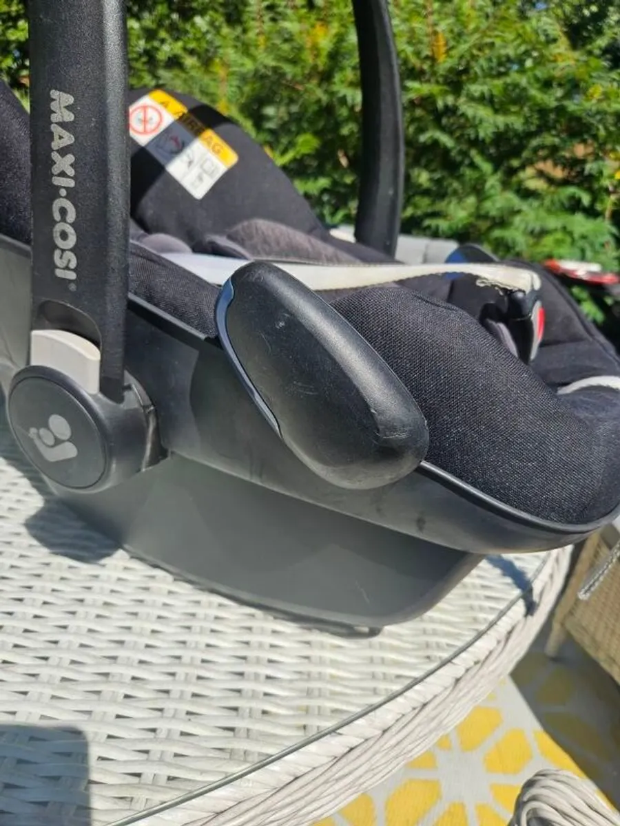 Maxi-Cosi Cabriofix i-Fix Seat & Maxi-Cosi FamilyFix3 Isofix Base - Image 3
