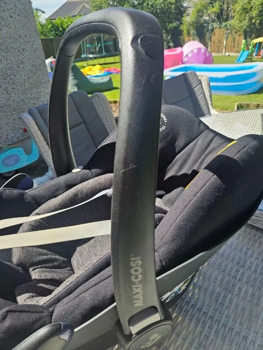 Maxi-Cosi Cabriofix i-Fix Seat & Maxi-Cosi FamilyFix3 Isofix Base - Image 4