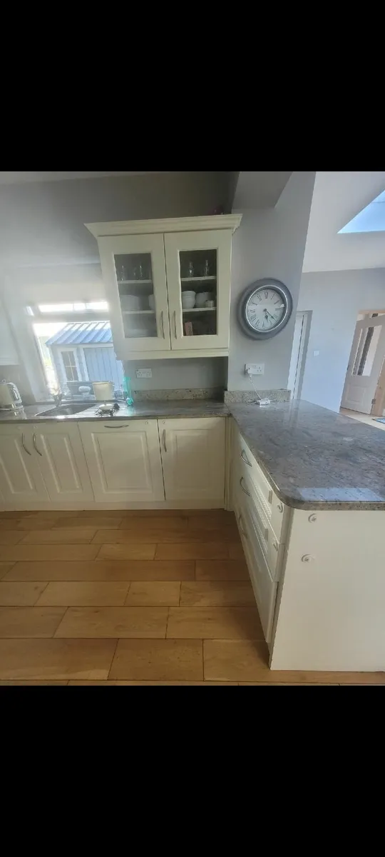 Kitchen with appliances - Image 2