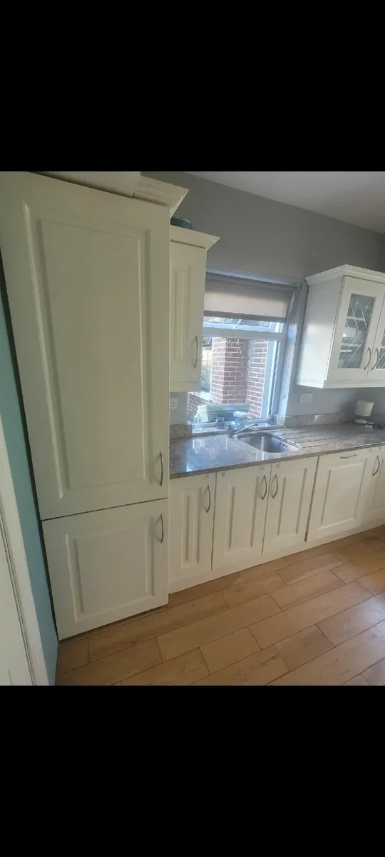 Kitchen with appliances - Image 3