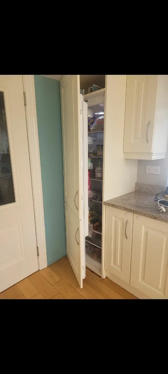 Kitchen with appliances - Image 4