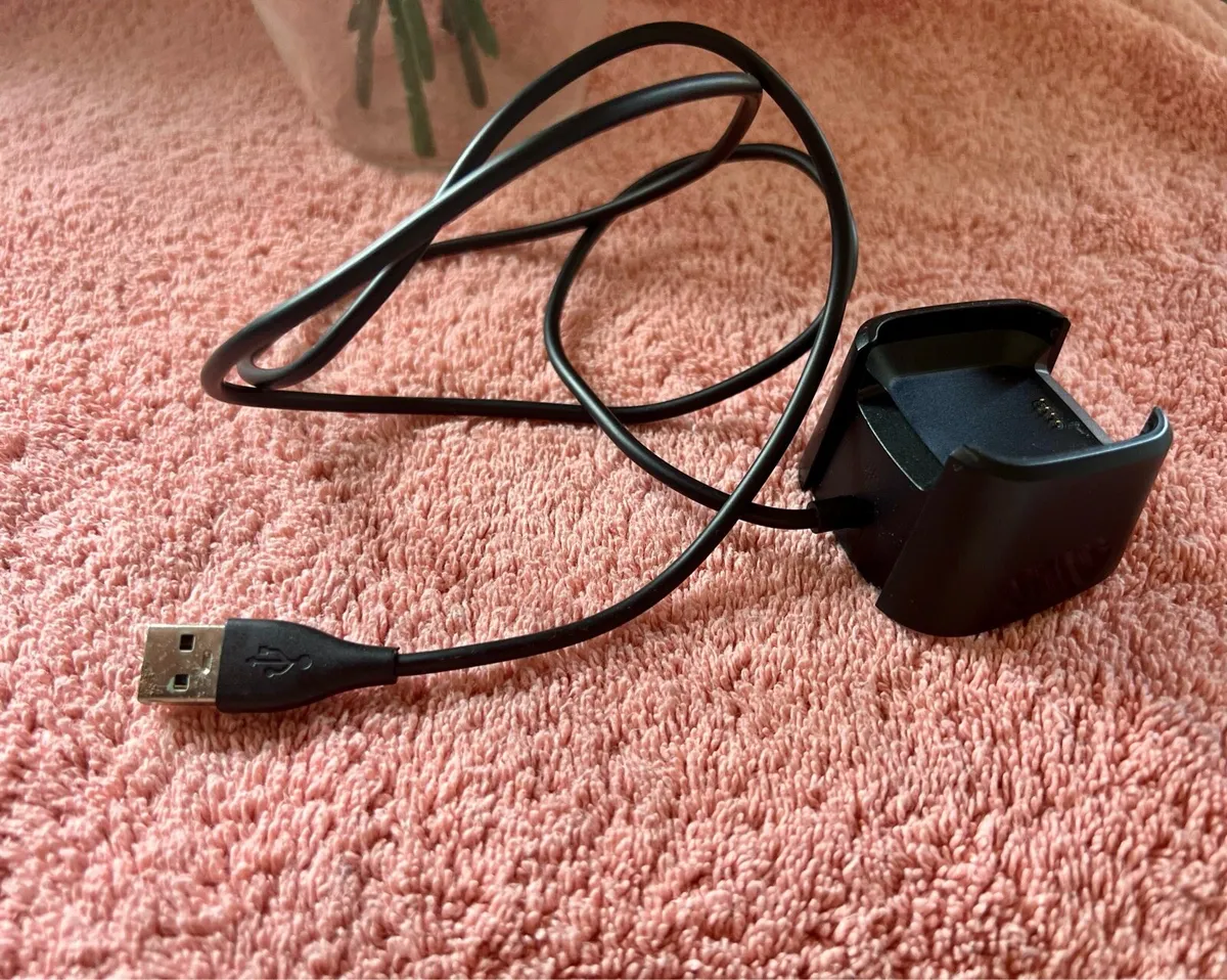 Fitbit versa charger - Image 3