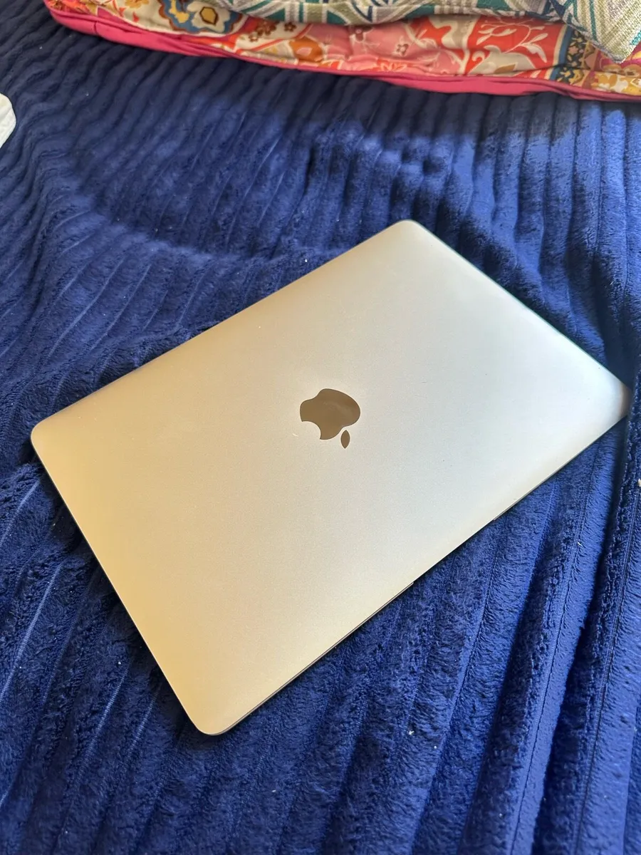 Apple Macbook 2017 12 inches - Image 1