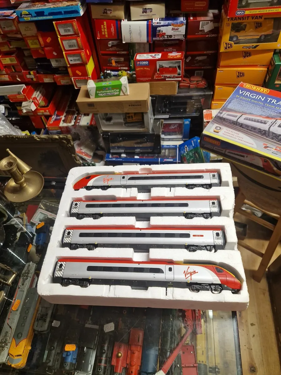 Hornby OO Gauge Virgin Pendalino Train Pack - Image 2