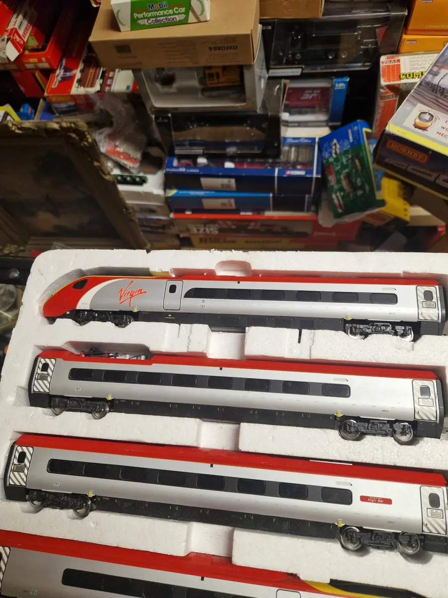Hornby OO Gauge Virgin Pendalino Train Pack - Image 4