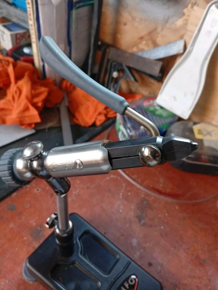 Fishing fly tying vice - Image 1