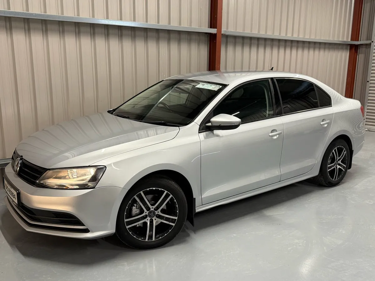 2015 Volkswagen Jetta 2.0TDI - Low Kilometres - Image 2