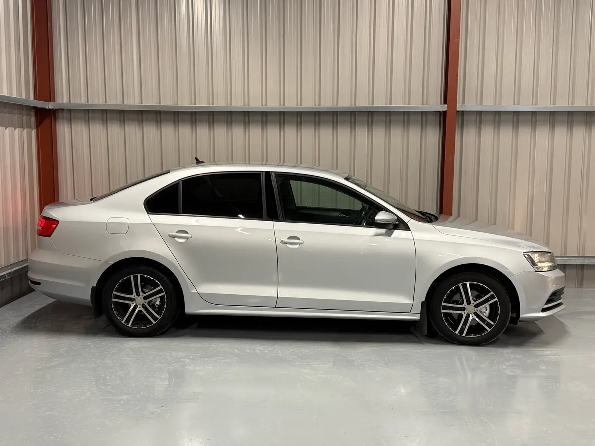 2015 Volkswagen Jetta 2.0TDI - Low Kilometres - Image 4