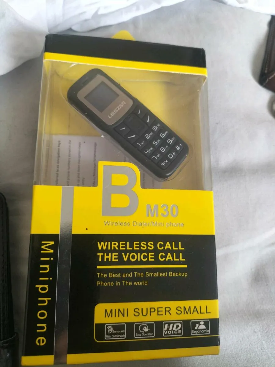 B. M30.. THE SMALLEST PHONE IN WORLD 🌎