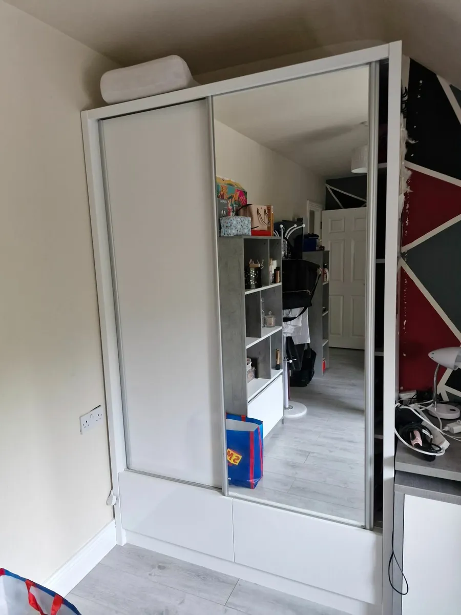 Bedroom furniture - Image 1