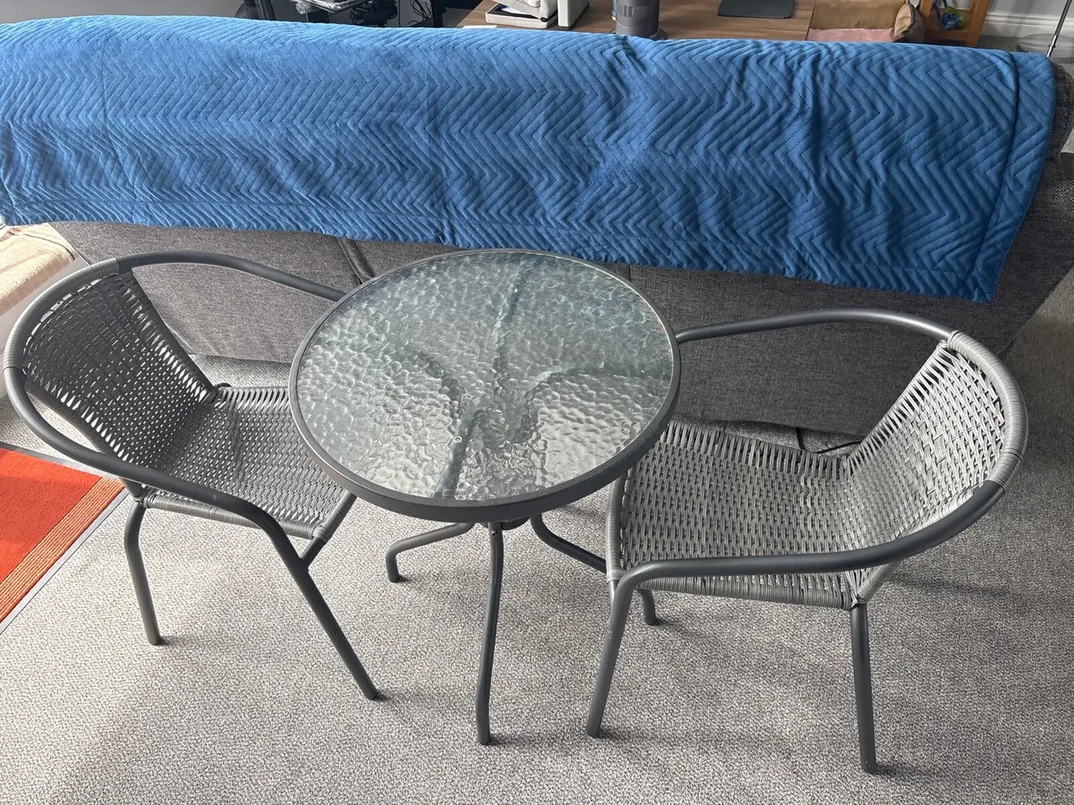 Outdoor table and chairs - Image 1