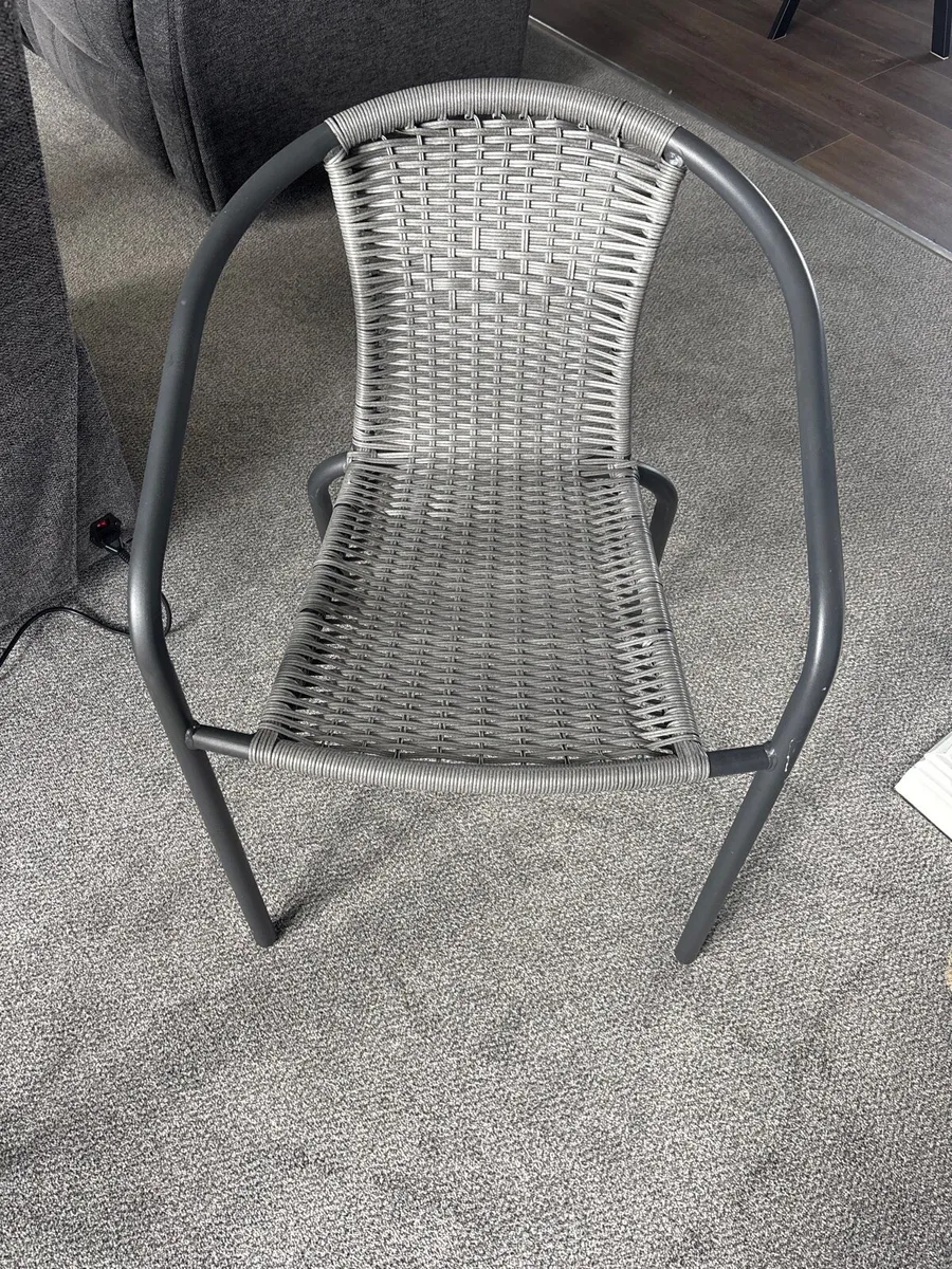 Outdoor table and chairs - Image 2