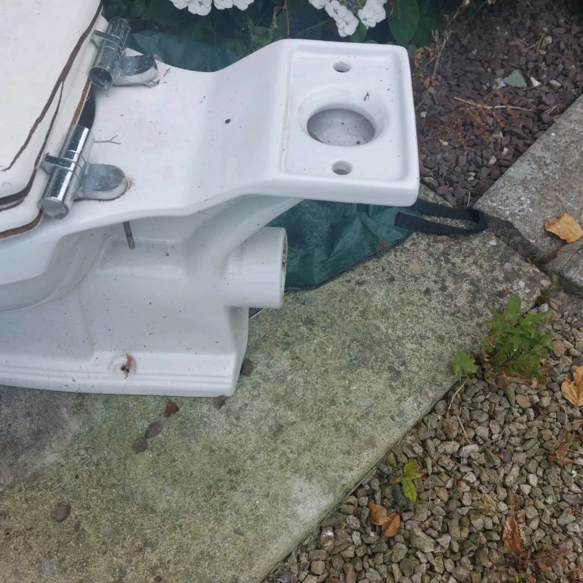 Toilet and matching sink - Image 4