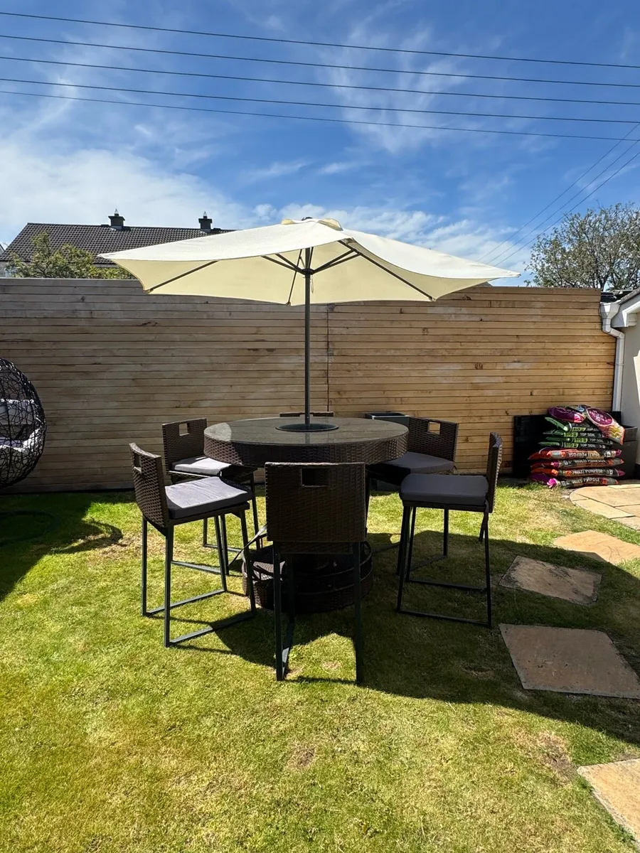Rattan Outdoor Bar and 6 stools - Image 1