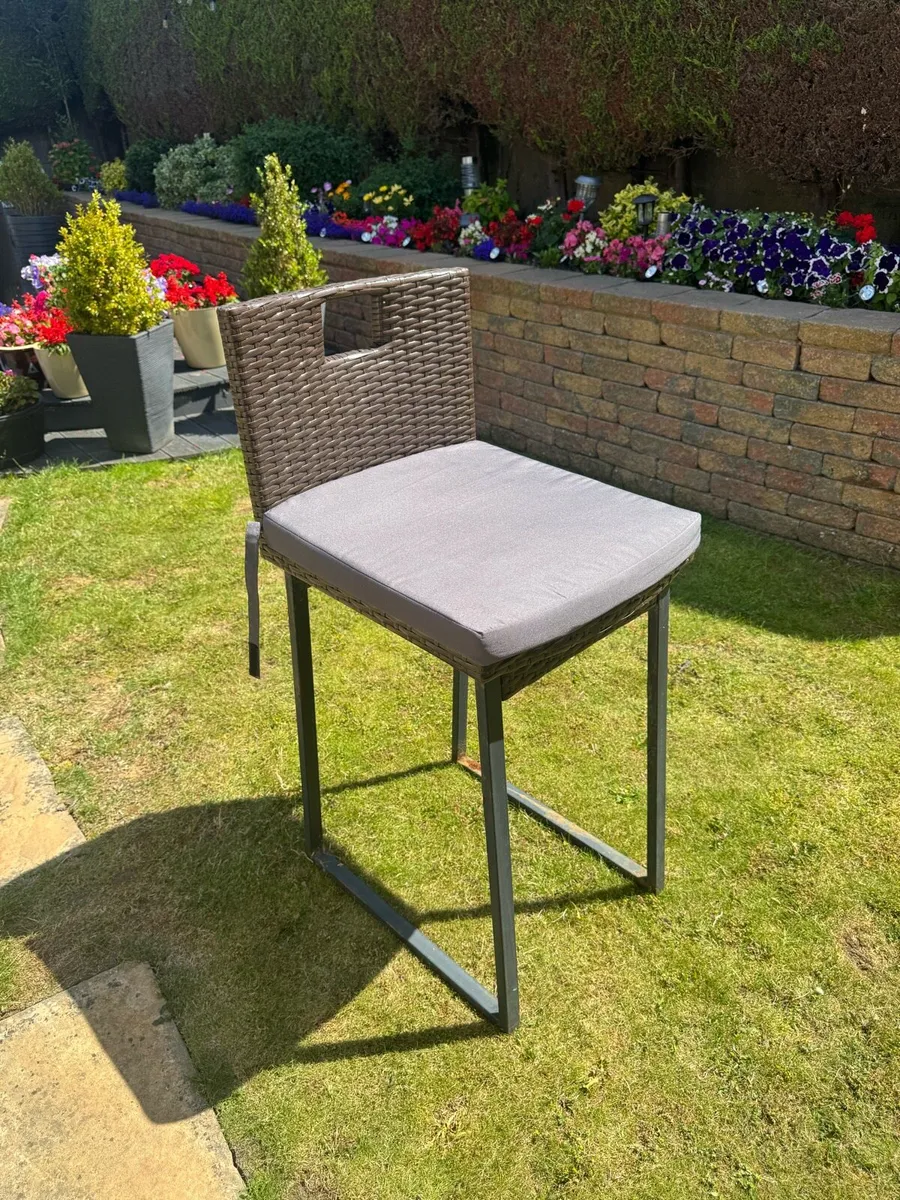 Rattan Outdoor Bar and 6 stools - Image 3