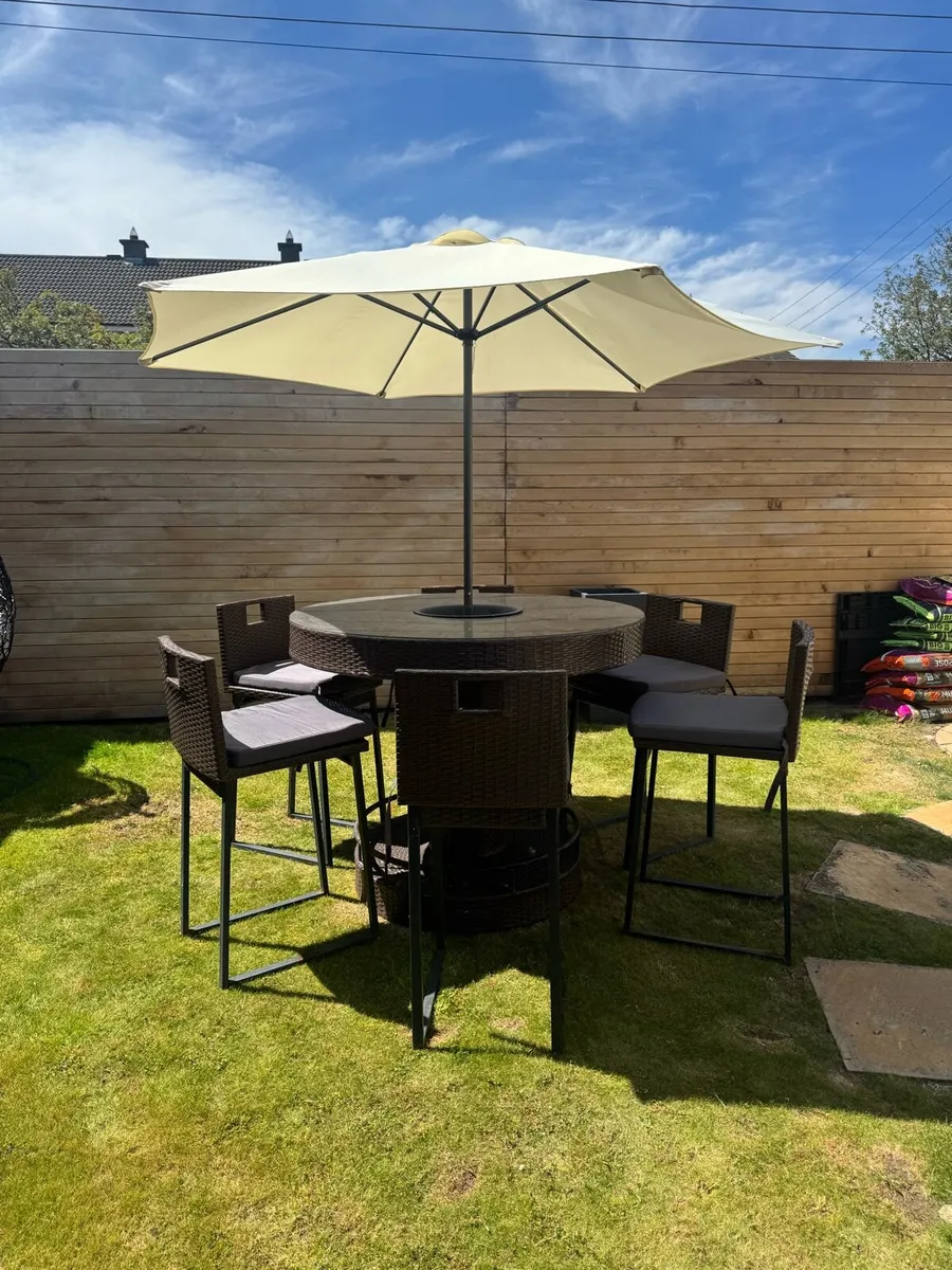 Rattan Outdoor Bar and 6 stools - Image 4