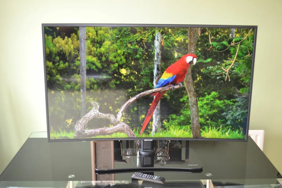 Samsung 49-inch Curved 4K Ultra HD HDR Smart TV - Image 3
