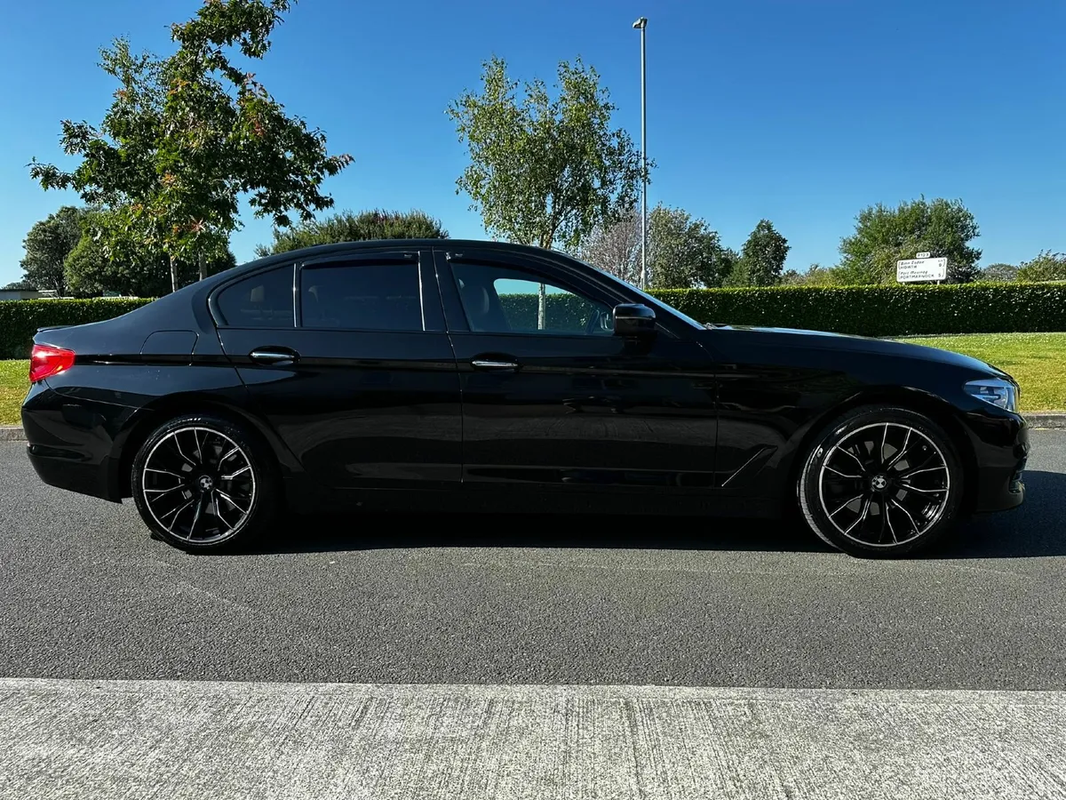 BMW 5-Series 2017 - Image 2