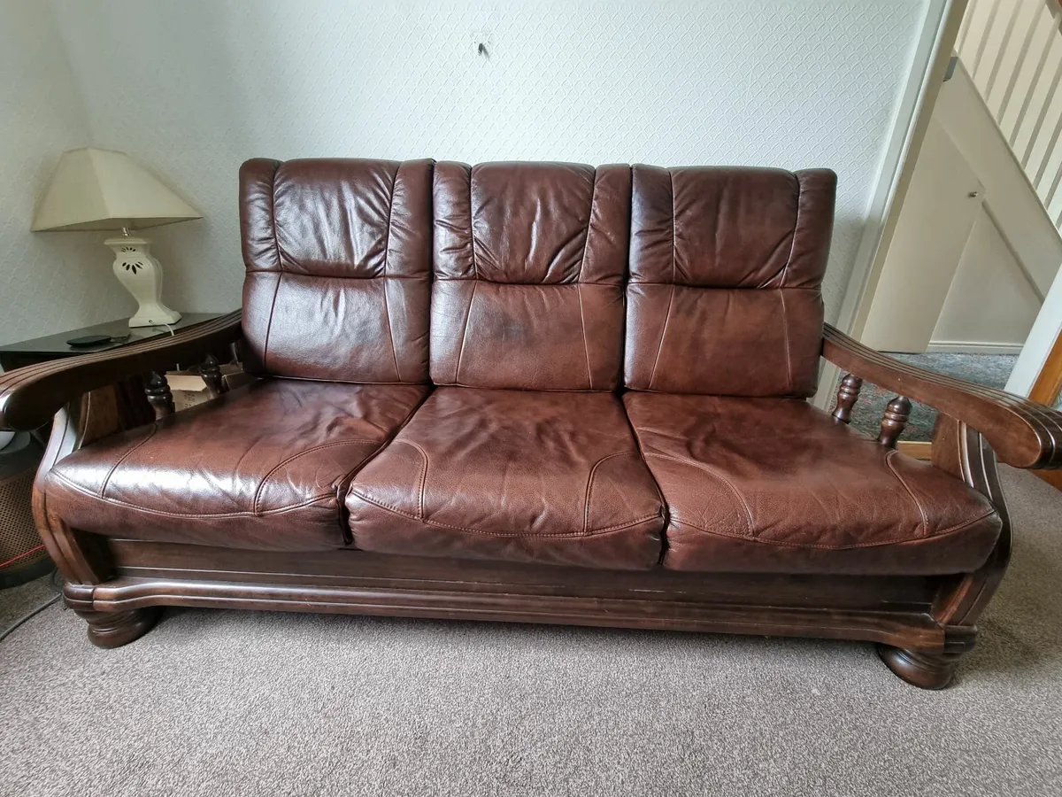Leather couches mahogony wood - Image 1