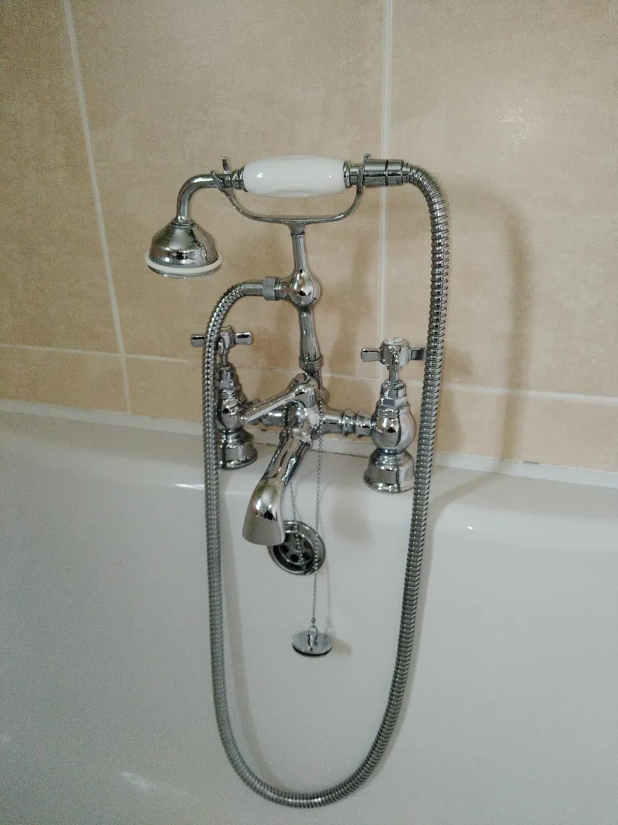 Bathroom suite - Image 1