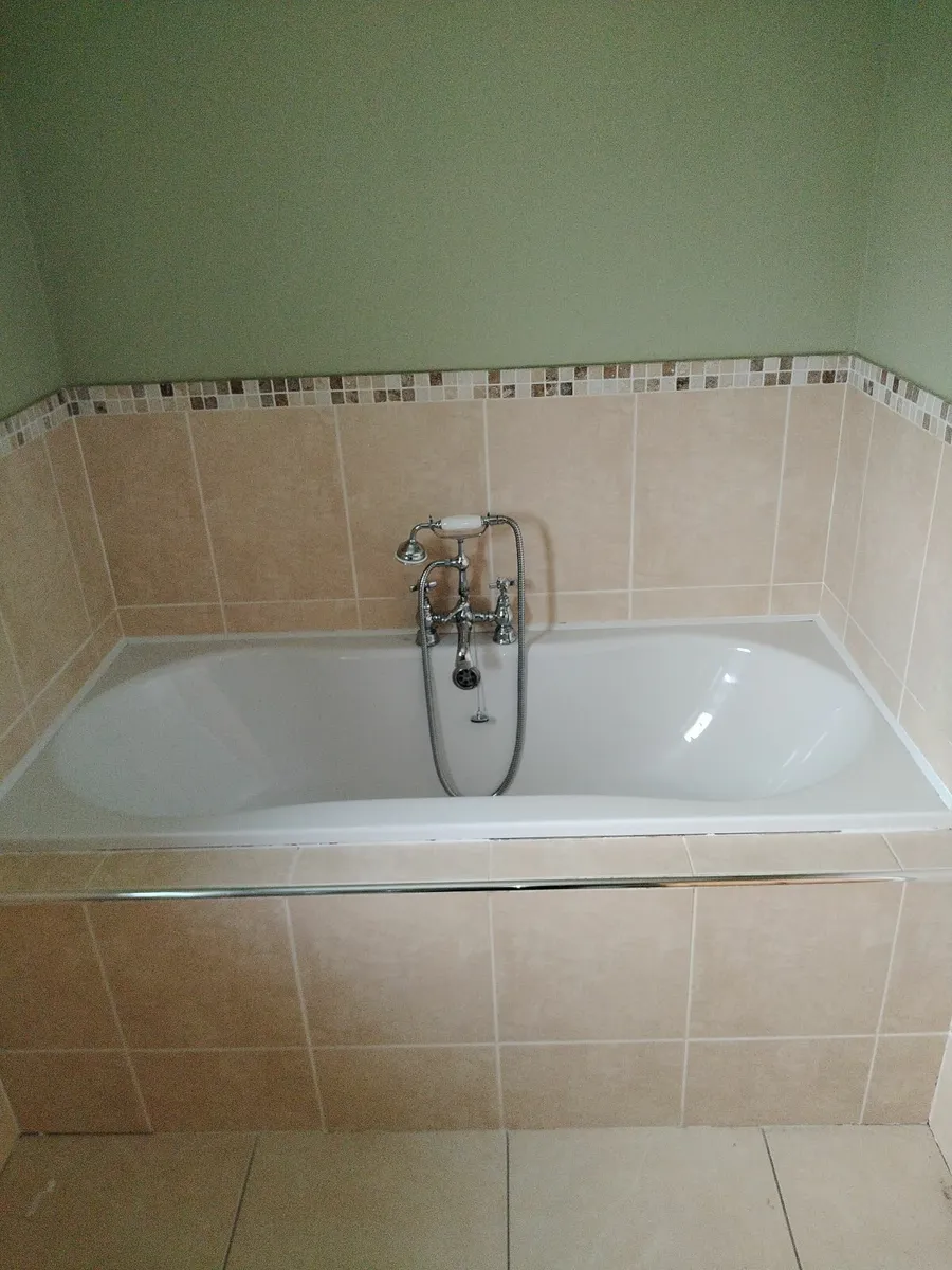 Bathroom suite - Image 2