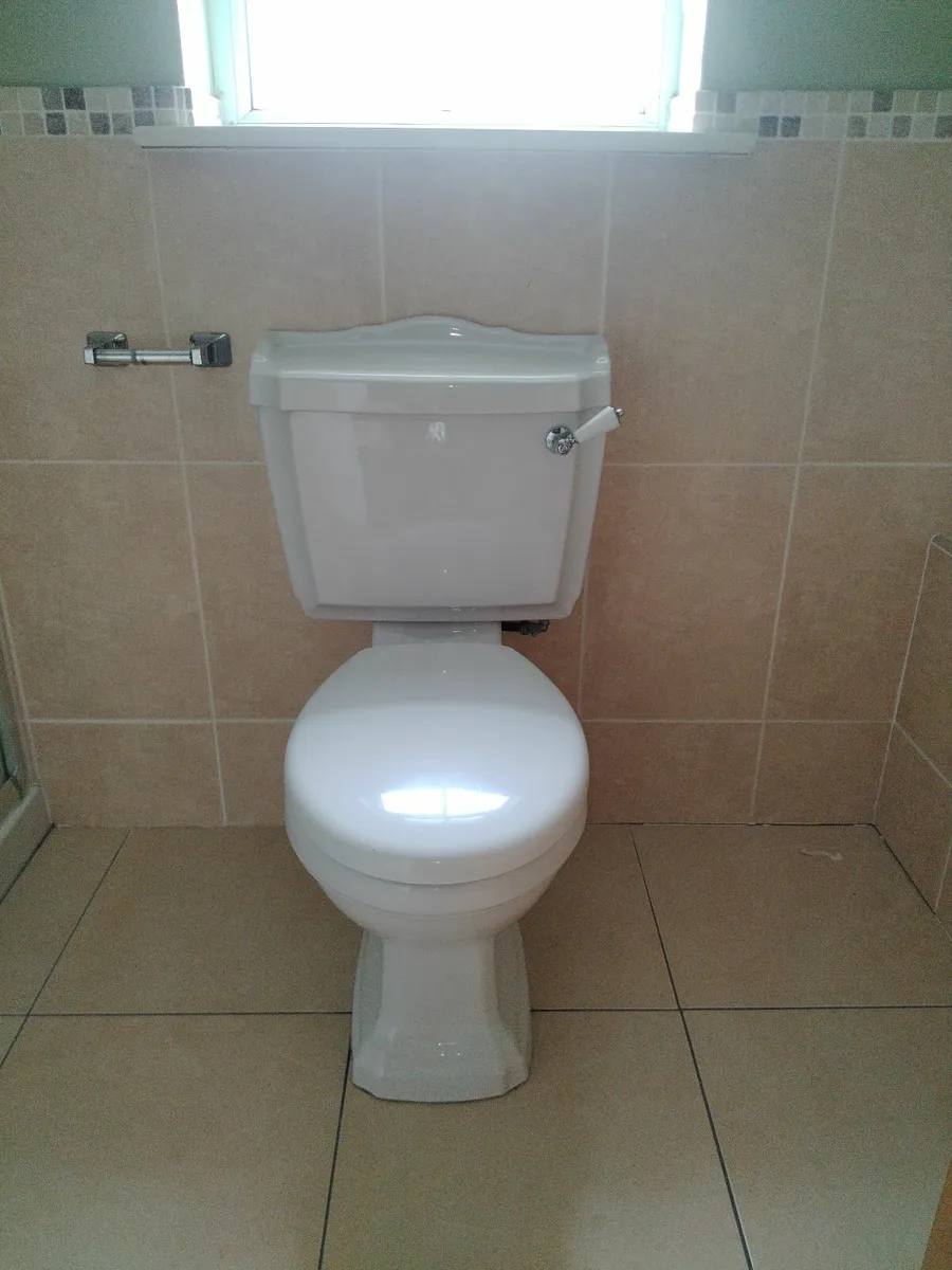 Bathroom suite - Image 4