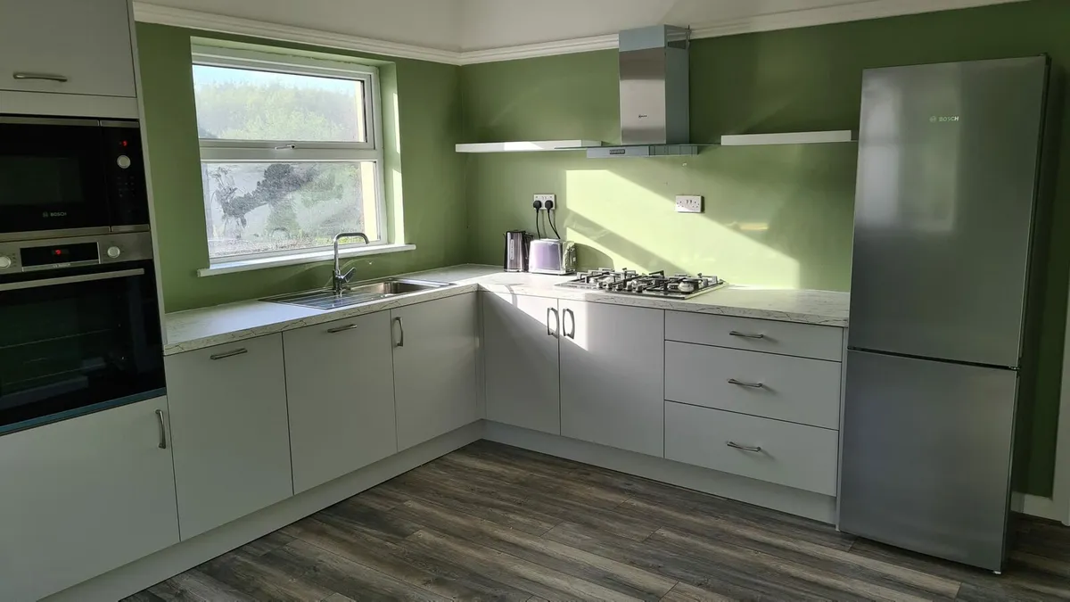 Kitchen with all Appliances - Image 1