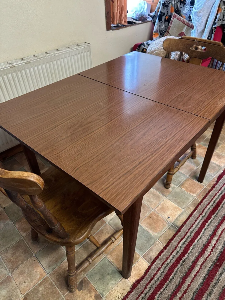 Table and chairs - Image 2