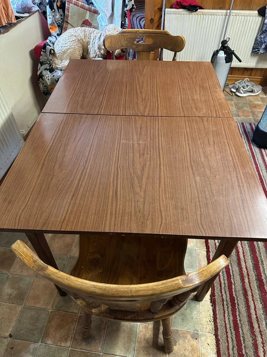 Table and chairs - Image 3