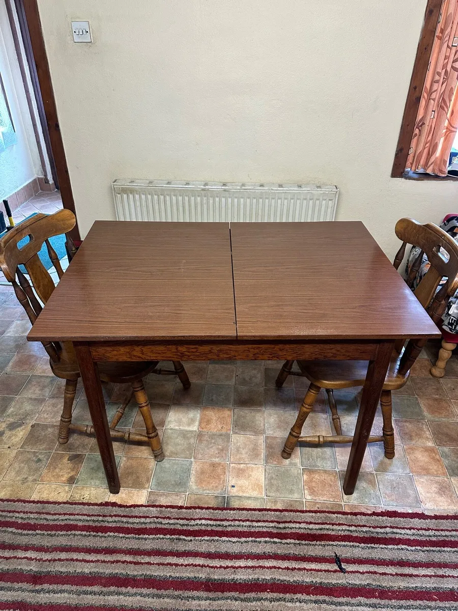 Table and chairs - Image 1