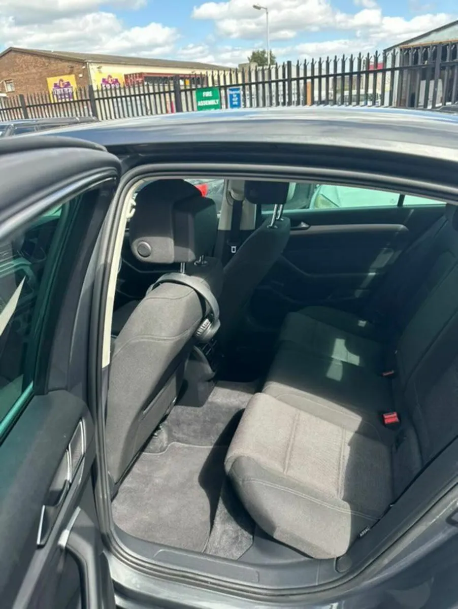 Volkswagen Passat 2016 - Image 2