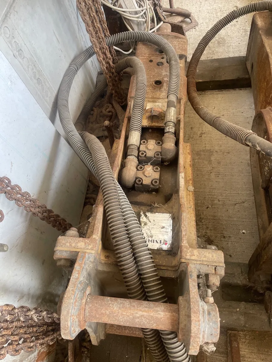 Rock breaker - Image 1