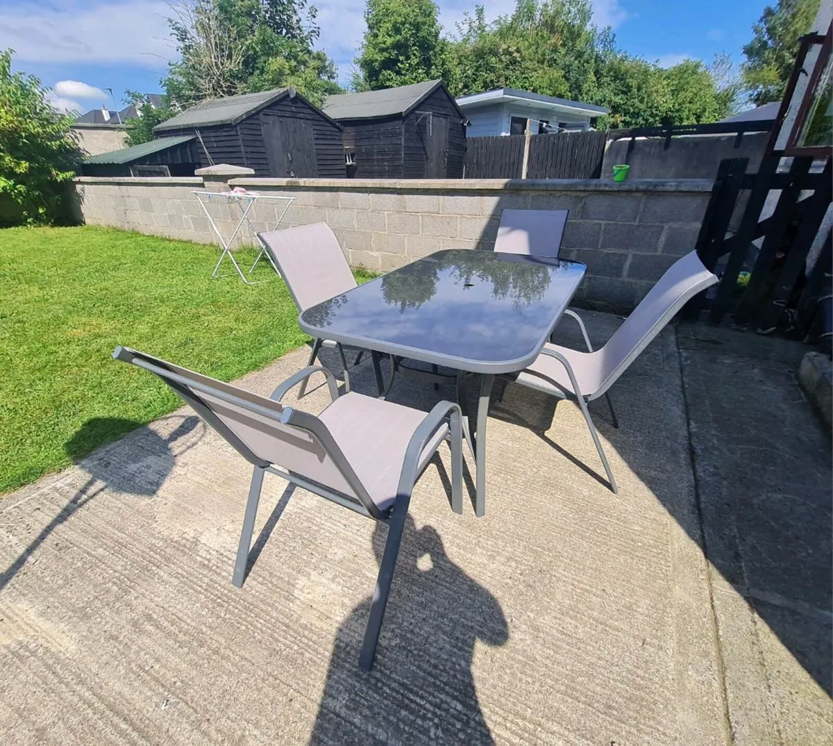 Garden table and 6 chairs - Image 1