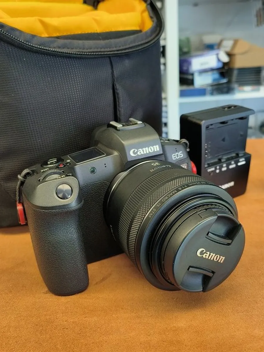 Canon EOS R Mirrorless Camera (DS126721) Black/ Used in Excellent Condition - Image 3