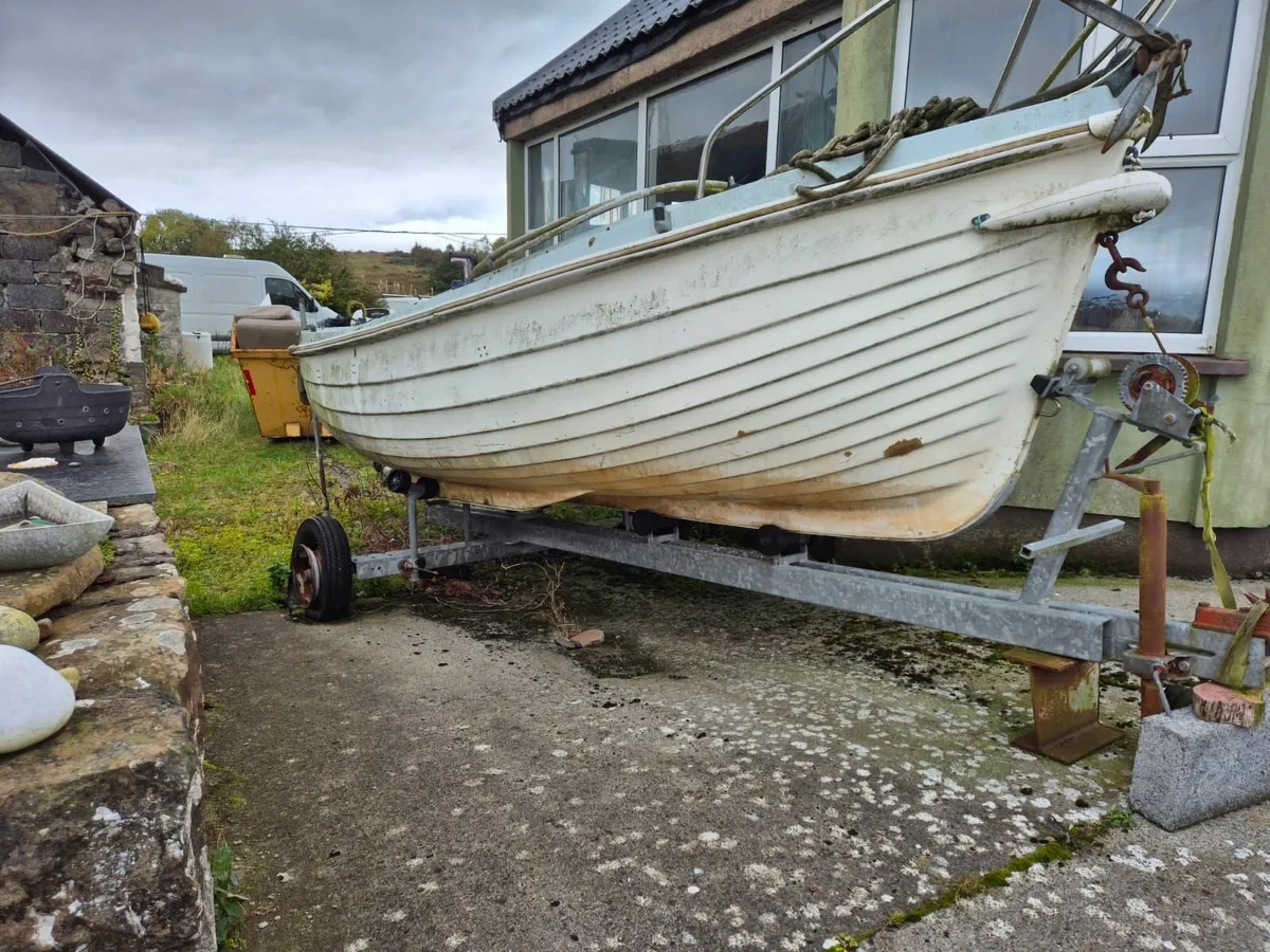 Sea boat with engine and trailer - Image 1