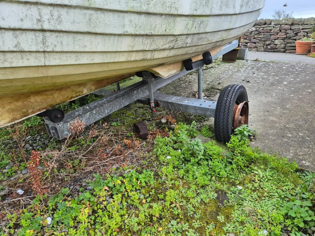 Sea boat with engine and trailer - Image 3