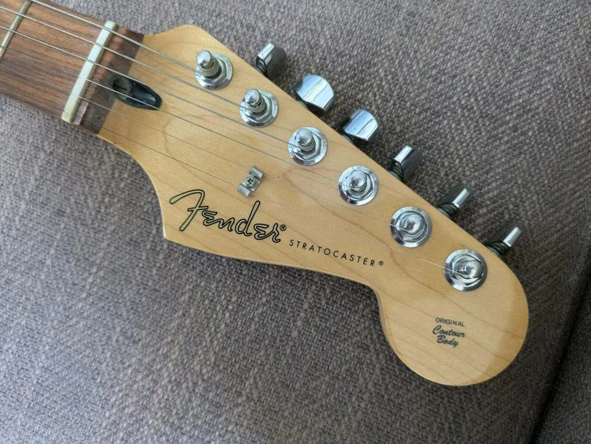 Fender Stratocaster MIM Sunburst (2000s) - Image 2