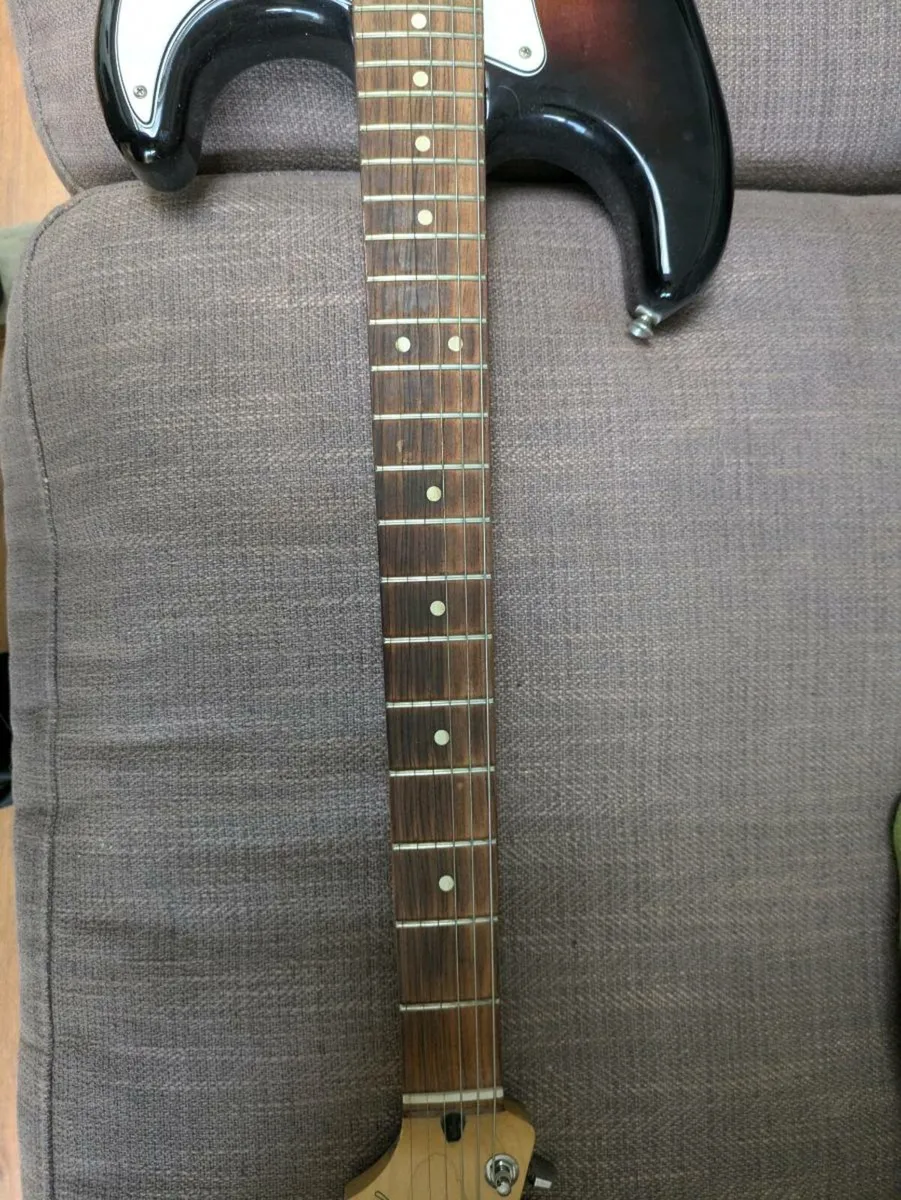 Fender Stratocaster MIM Sunburst (2000s) - Image 3