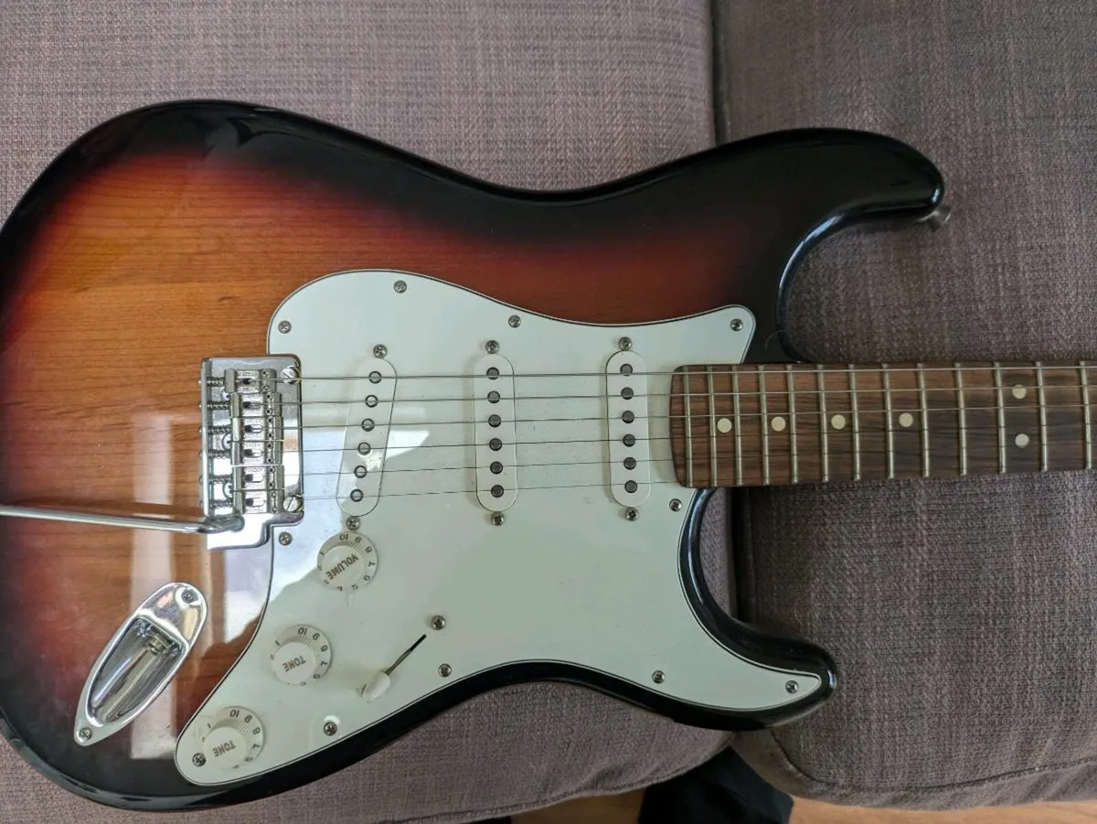 Fender Stratocaster MIM Sunburst (2000s) - Image 4