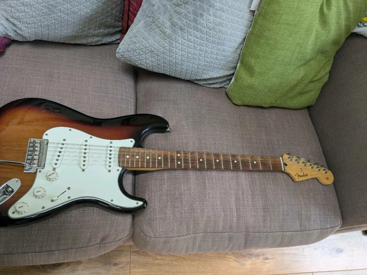 Fender Stratocaster MIM Sunburst (2000s) - Image 1