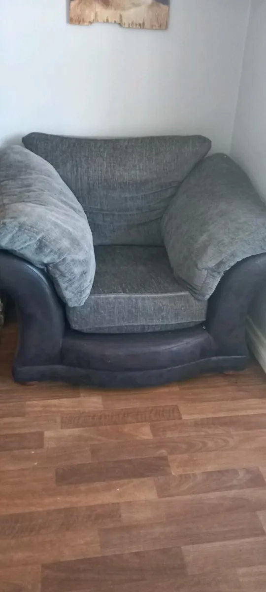 3 seater couch and arm chair - Image 1