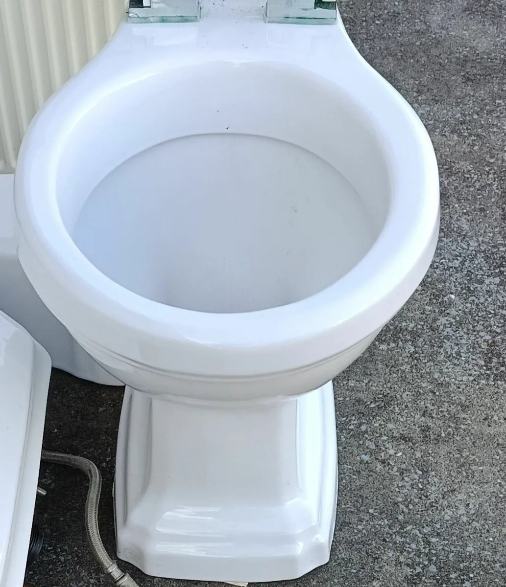 Bathroom ware and Radiator - Image 2