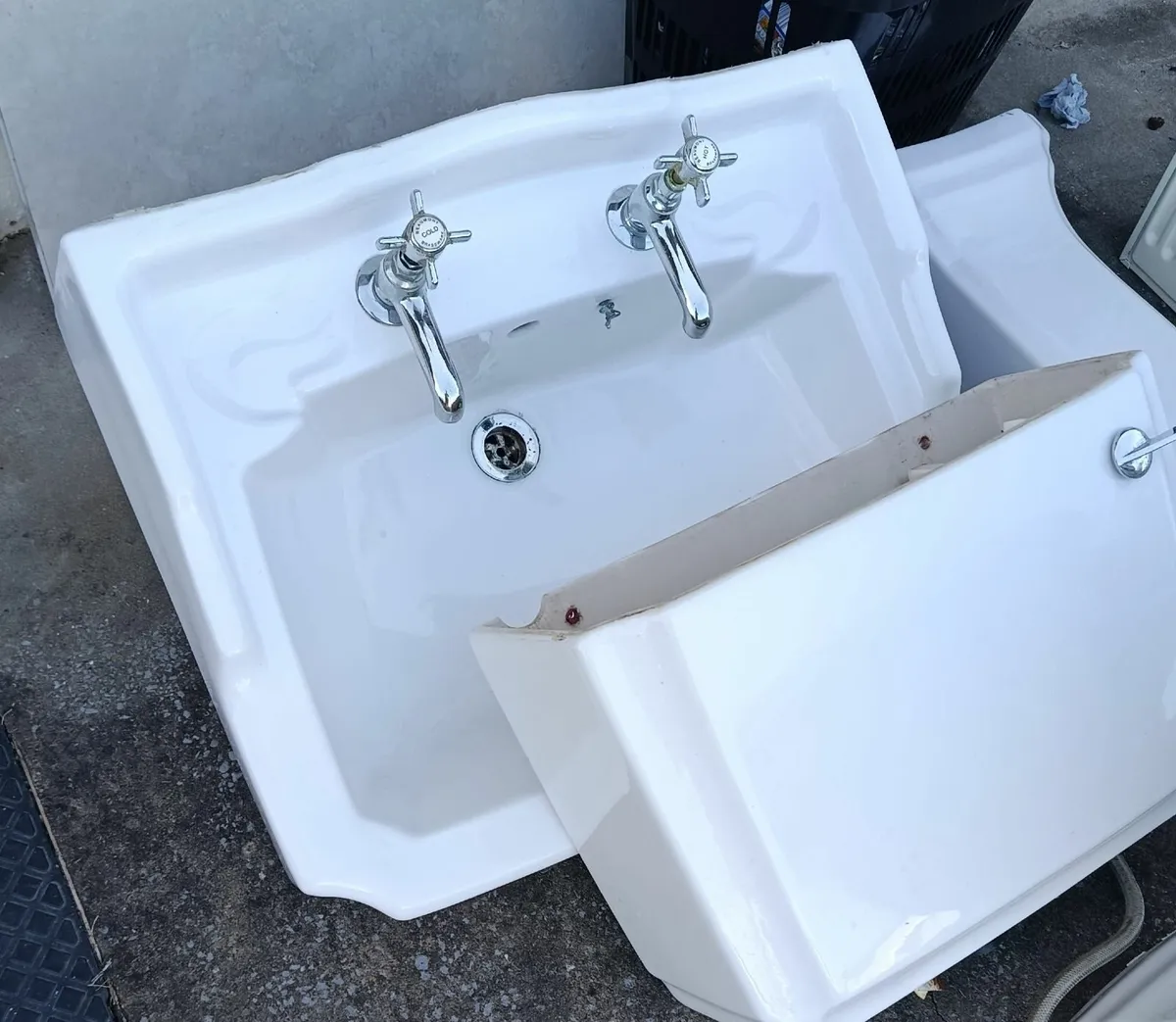 Bathroom ware and Radiator - Image 1