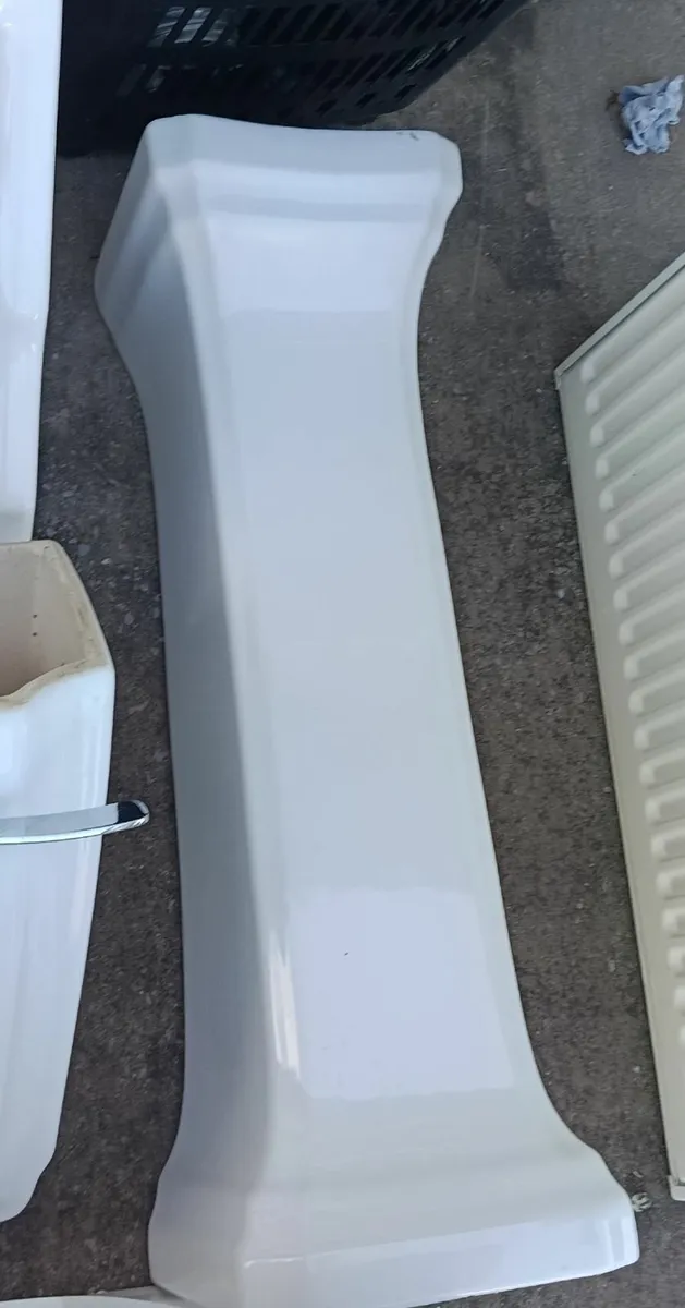 Bathroom ware and Radiator - Image 4