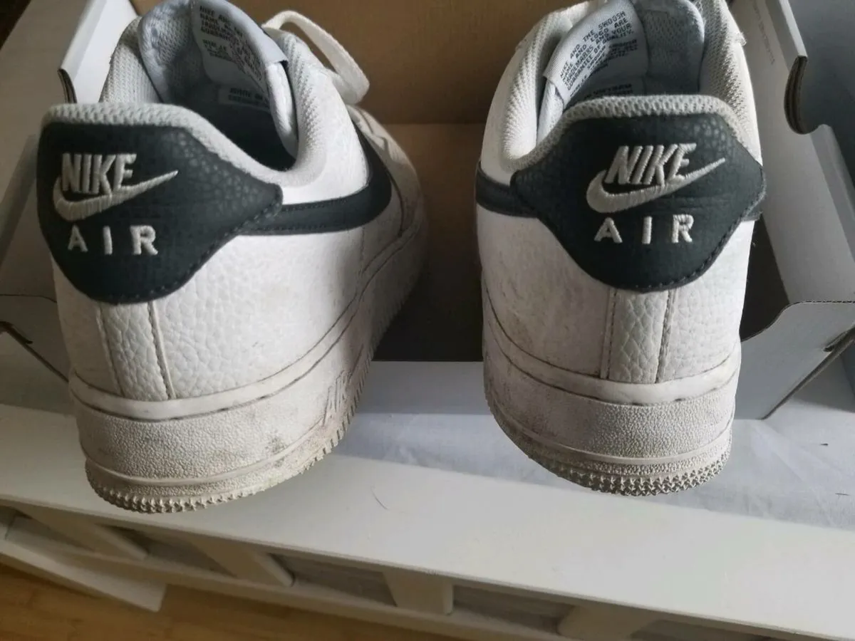 Nike airforce runners size 9 - Image 1