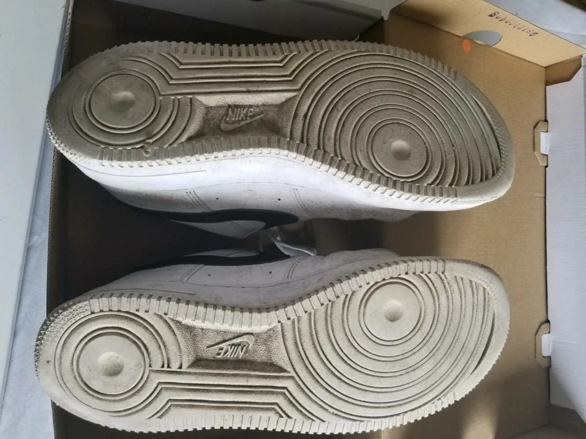 Nike airforce runners size 9 - Image 2