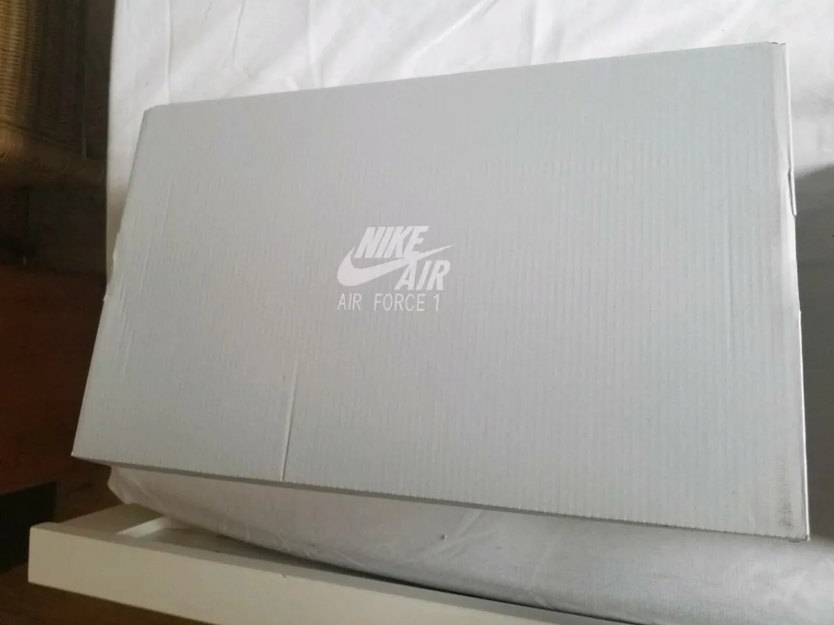 Nike airforce runners size 9 - Image 3