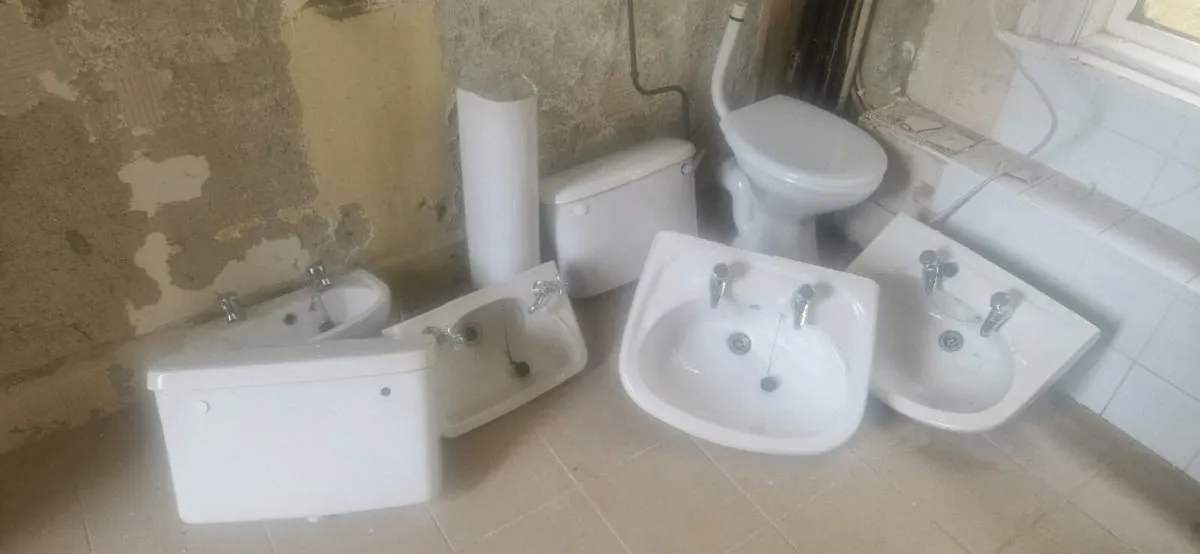 Sinks and toilets - Image 1