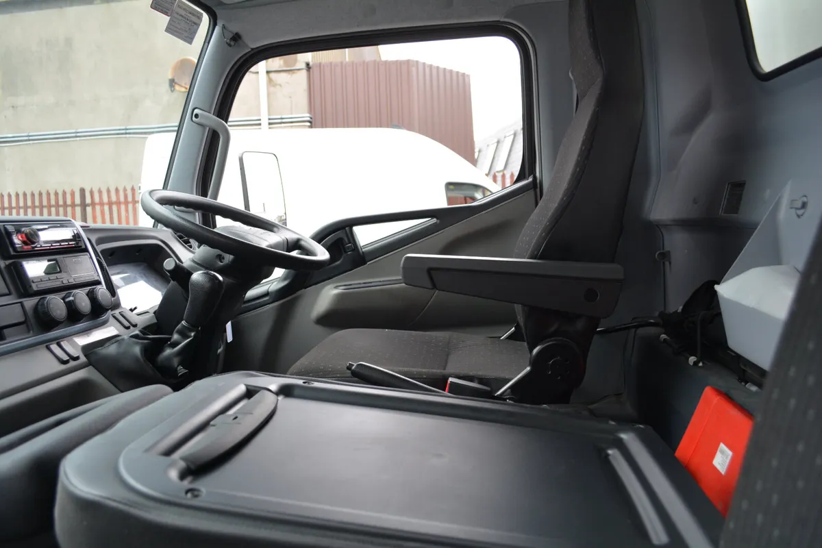 Mitsubishi 7.5T Curtain side # VERY LOW Km # - Image 4