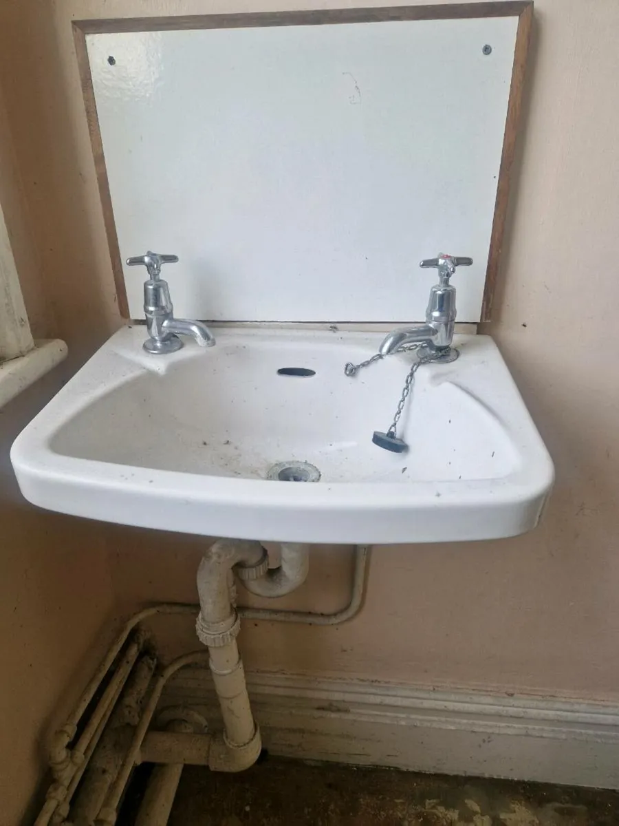 Sinks and toilets - Image 3